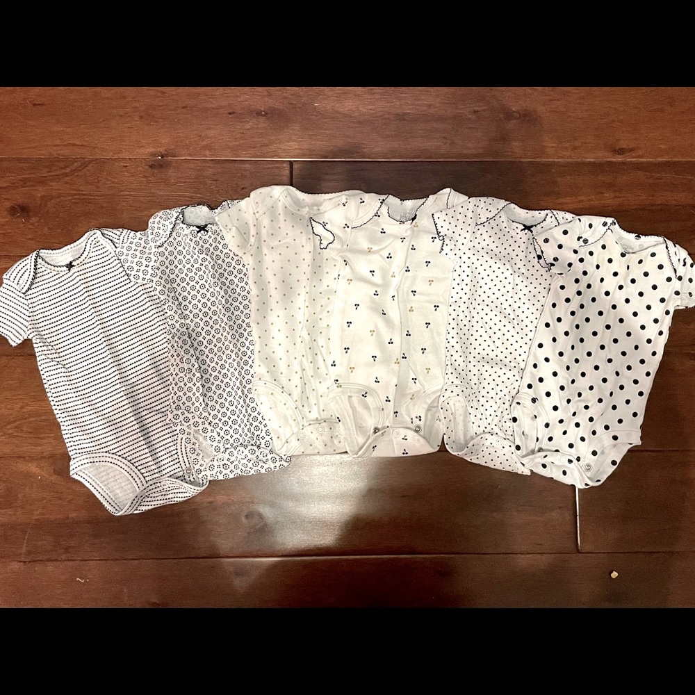 Bundle of 6 Carter’s b&w SS onesies size 0-3m